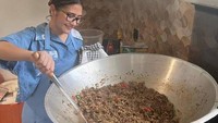 Terakhir ada momen Prilly ketike memasak nasi goreng dalam porsi besar. Nasi goreng ini akan dibagikan untuk anak-anak di panti asuhan. Foto: Instagram @prillylatuconsina