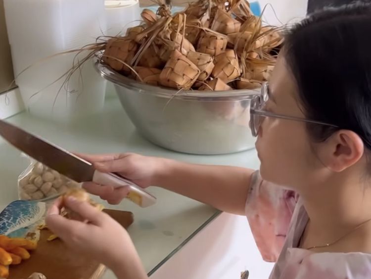 Jago Masak! Ini Momen Prilly Latuconsina ketika Masak Rendang dan Ayam Goreng