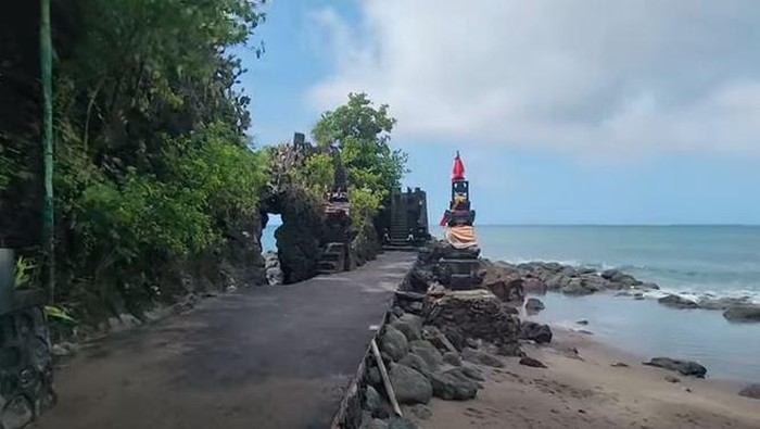 Pura Batu Bolong di Jalan Raya Senggigi, Batu Layar, Kabupaten Lombok Barat, Nusa Tenggara Barat (NTB). (Foto: Istimewa)