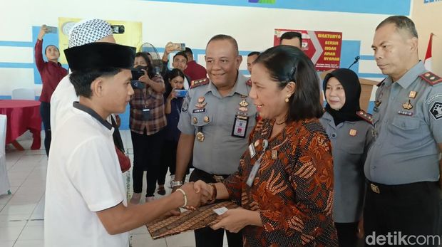 Kakanwil Kemenkumham NTT, Marciana D. Jone, saat menyerahkan dokumen remisi bagi perwakilan warga binaan di Lapas Kupang.