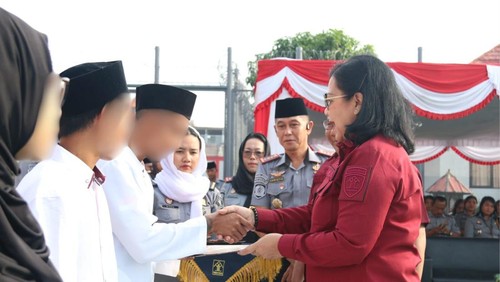 Penyerahan remisi Idul Fitri kepada ratusan napi di Lapas Kerobokan, Rabu (10/4/2024). (Dok. Kanwil Kemenkumham Bali).