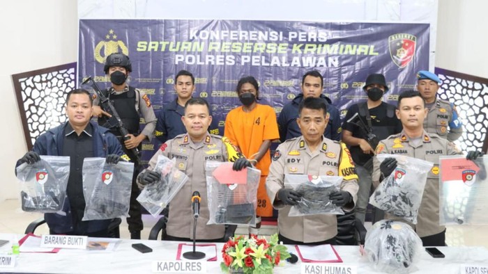 Polisi mengamankan salah seorang pria di Pelalawan yang menikam teman kerja hingga tewas gegara utang Rp 1,2 Juta. Dok Polsek Langgam