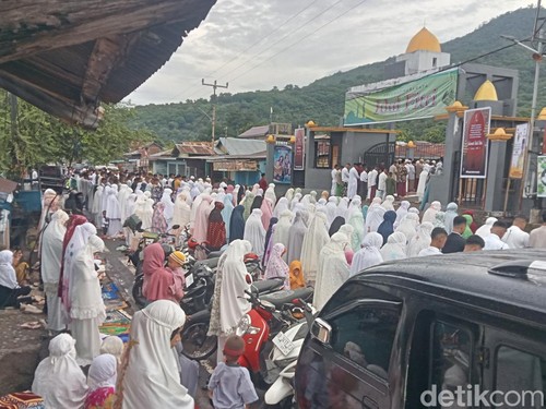 Ribuan umat Islam melaksanakan salat Id di Masjid Agung Syuhada, Kelurahan Ekasapta, Kecamatan Larantuka, Flores Timur, Nusa Tenggara Timur (NTT), Rabu (10/4/2024). (Foto: Yurgo Purab/detikBali)