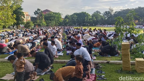 Ribuan umat Islam mengikuti salat Id di Lapangan Mapolda Nusa Tenggara Timur (NTT), Rabu (10/4/2024)