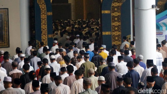 Ribuan Umat Muslim Salat Id di Masjid Al Akbar Surabaya