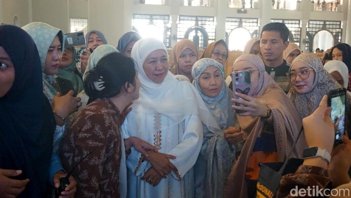 Ribuan Umat Muslim Salat Id di Masjid Al Akbar Surabaya