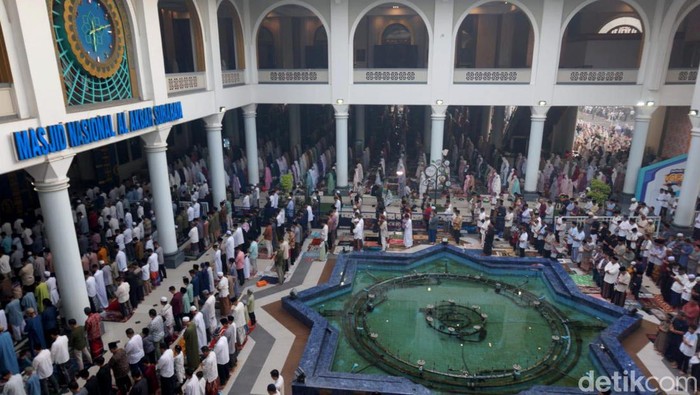 Ribuan Umat Muslim Salat Id di Masjid Al Akbar Surabaya