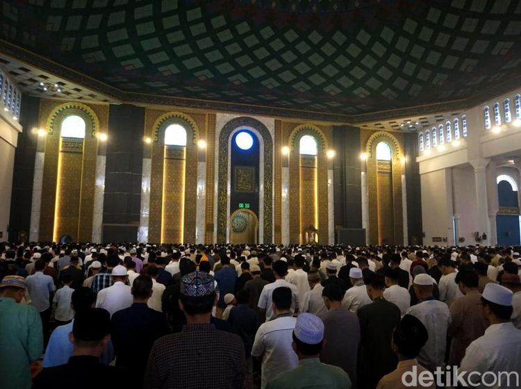 Potret 40 Ribu Jemaah Salat Id di Masjid Al Akbar Surabaya