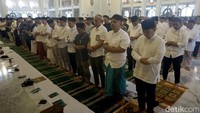 Ada sekitar 40 ribu jamaah yang mengikuti salat Id di Masjid Al Akbar Surabaya.