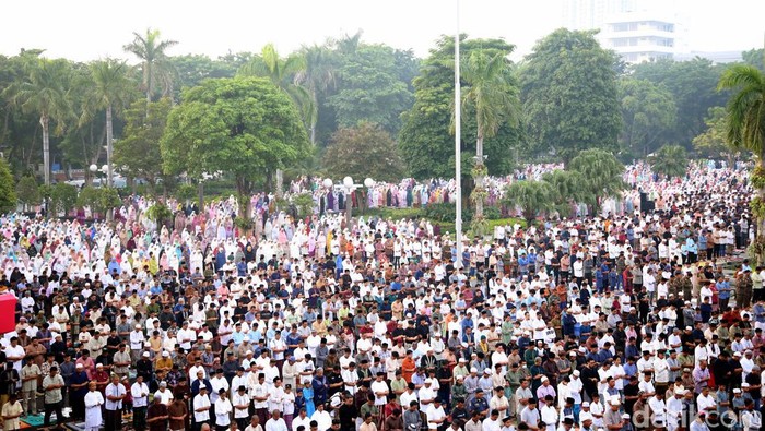 Salat Id di Halaman Balai Kota Surabaya