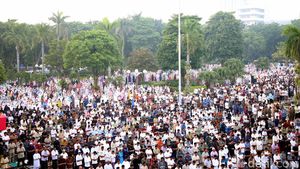 Momen Ribuan Warga Salat Id di Halaman Balai Kota Surabaya