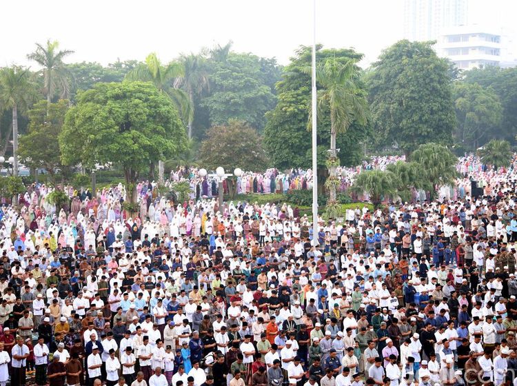 Momen Ribuan Warga Salat Id di Halaman Balai Kota Surabaya