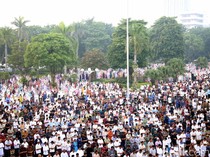 Momen Ribuan Warga Salat Id di Halaman Balai Kota Surabaya
