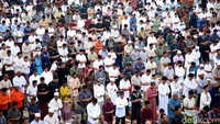Halaman Balai Kota Surabaya penuh oleh jamaah salat Id.