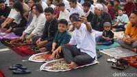 Seorang warga berswafoto usai mengikuti salat Id di halaman Balai Kota Surabaya.