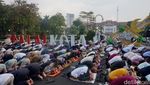 Momen Ribuan Warga Salat Id di Halaman Balai Kota Surabaya