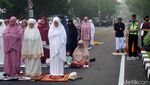 Momen Ribuan Warga Salat Id di Halaman Balai Kota Surabaya