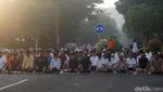 Momen Ribuan Warga Salat Id di Halaman Balai Kota Surabaya