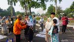 Momen Ribuan Warga Salat Id di Halaman Balai Kota Surabaya