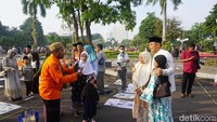 Wali Kota Surabaya Eri Cahyadi foto bersama warga setelah mengikuti salat Id di halaman Balai Kota Surabaya.