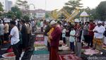 Momen Ribuan Warga Salat Id di Halaman Balai Kota Surabaya
