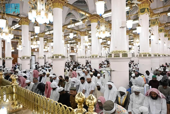 Salat Idul Fitri di Masjid Nabawi, Rabu (10/4/2024).