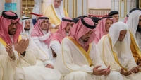 Saudi Press Agency melaporkan, Gubernur Wilayah Madinah Pangeran Salman bin Sultan bin Abdulaziz dan wakilnya Pangeran Saud bin Khalid bin Faisal bin Abdulaziz melaksanakan salat Idul Fitri bersama para jemaah. Foto: Saudi Press Agency