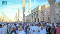 Tingginya antusiasme jemaah membuat Masjid Nabawi membeludak. Jemaah yang tidak bisa masuk masjid melakukan salat di halaman hingga jalan-jalan sekitar masjid. Foto: Saudi Press Agency