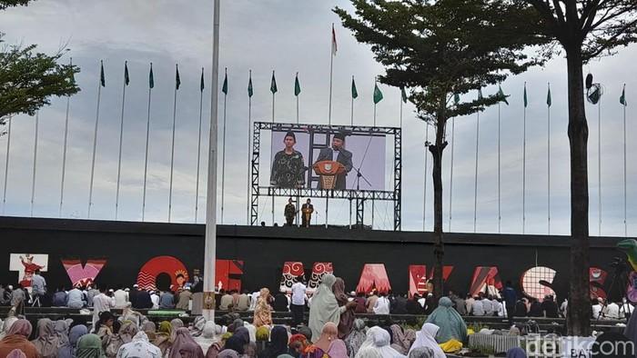 Salat Id di Pantai Losari Makassar.