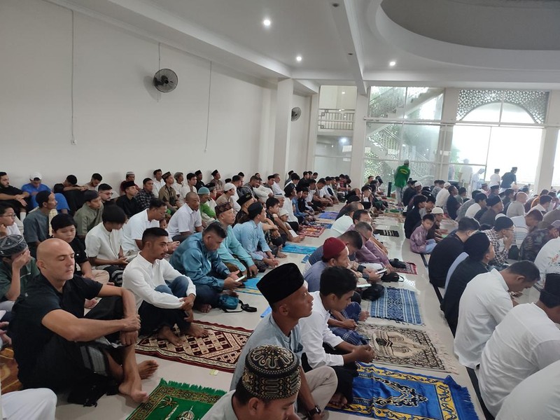 Jemaah salat Idul Fitri di Masjid Al Hasanah, Kuta Utara, Badung, Bali, Rabu (10/4/2024).