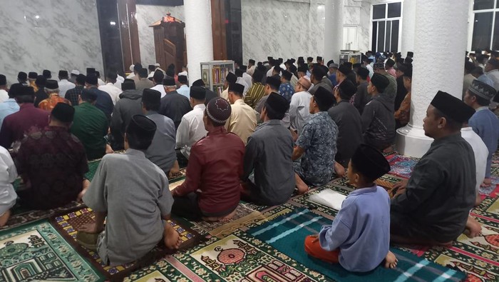 Salat Tarawih di Masjid Masjid Jami Safinatus Salam, Desa Pegayaman, Buleleng, Bali, beberapa waktu lalu. Salat Tarawih di kampung Islam ini dimulai pada pukul 22.00 Wita.