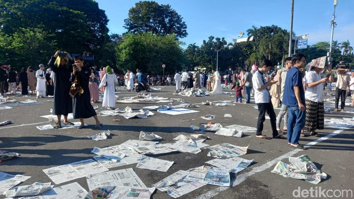 Sampah koran bekas salat Id di Masjid Agung Palembang.