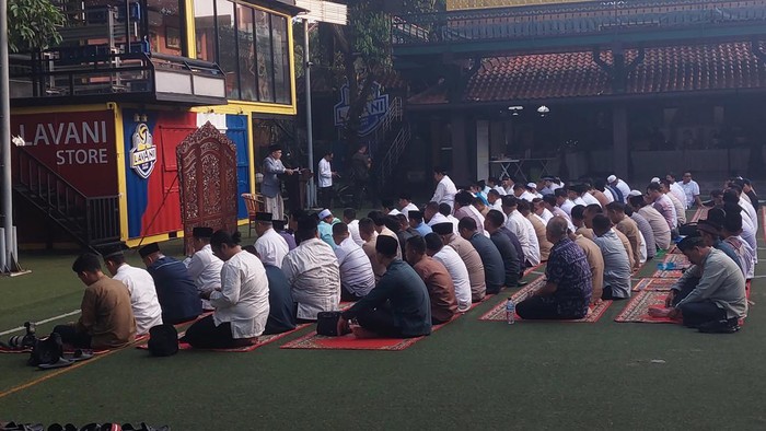 Presiden RI ke-6 Susilo Bambang Yudhoyono (SBY) salat Idul Fitri 2024 di kediamannya, Cikeas, Bogor, Jawa Barat. SBY salat Id bersama Menteri ATR/BPN Agus Harimurti (AHY) dan Ketua Fraksi Partai Demokrat Eddy Baskoro atau Ibas.
