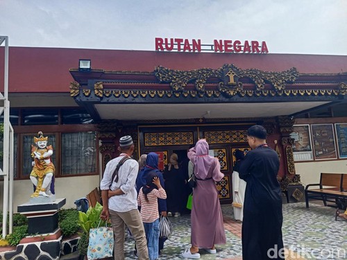 Sejumlah keluarga napi melaksanakan kunjungan Hari Raya Idul Fitri di Rutan Kelas IIB Negara, Rabu (10/4/2024). (Foto: I Putu Adi Budiastrawan/detikBali)