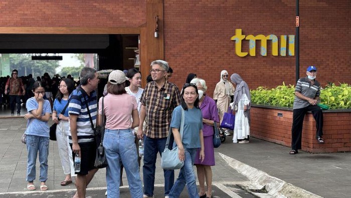 Sejumlah pengunjung memasuki kawasan TMII untuk mengelilingi area wisata dengan menggunakan bus yang disediakan pihak pengelola di Jakarta, Rabu (10/4/2024). (ANTARA/Hreeloita Dharma Shanti)