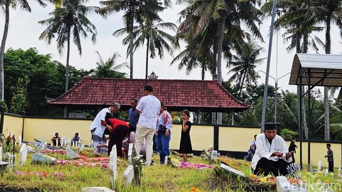 Sejumlah umat Islam melakukan ziarah di kuburan Kampung Jawa di Semarapura, Klungkung, Bali, Rabu (10/4/2024). (Foto: Putu Krista/detikBali)