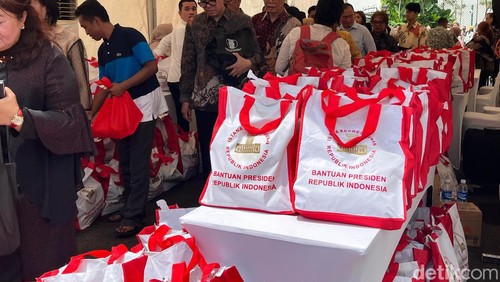 Sembako yang dibagikan di open house Istana. (Rumondang Naibaho/detikcom).