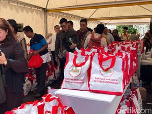 Melihat Isi Paket Sembako Jokowi yang Dibagikan Saat Open House di Istana