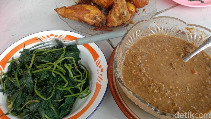 Sensasi menikmati ketupat Lebaran dengan santapan pedasnya rumbah asem daun ubi jalar buatan nenek