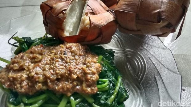 Sensasi menikmati ketupat Lebaran dengan santapan pedasnya rumbah asem daun ubi jalar buatan nenek