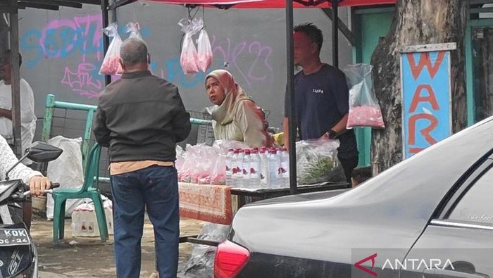 Antusiasme Peziarah Saat Lebaran Dongkrak Penjualan Bunga di TPU Pondok Ranggon