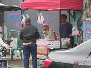 Ramai Peziarah Saat Lebaran, Pedagang Bunga TPU Pondok Ranggon Laris Manis