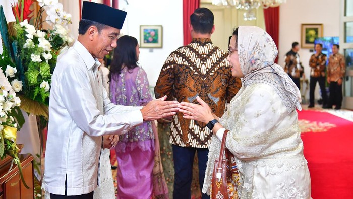 Sri Mulyani saat bersalaman dengan Presiden Jokowi dan Ibu Negara Iriana Jokowi di Istana Negara dalam rangka Idul Fitri 1445 Hijriah, Rabu (10/4/2024).