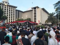Suasana Warga Mulai Berdatangan Antre Masuk ke Istiqlal Jelang Salat Id