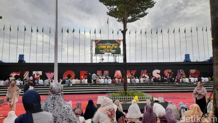 Suasana menjelang salat Id di Pantai Losari Makassar.