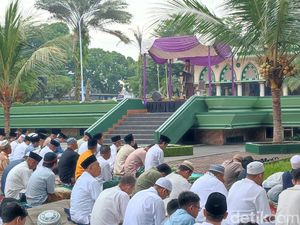 Khidmat Salat Id dan Doa untuk Korban Kecelakaan di Tol Cikampek