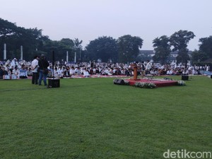 Momen Warga Bandung Salat Id di Lapangan Gasibu dan Masjid Al Jabbar