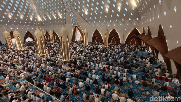Suasana salat Id di Masjid Al Jabbar