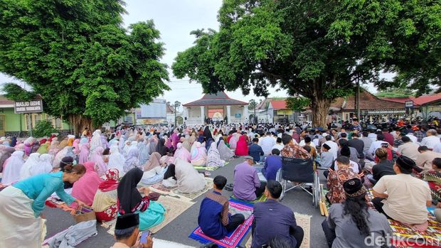 Suasana salat Id di pelataran Masjid Gede Kauman, Rabu (10/4/2024)