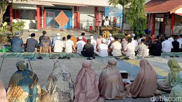 Suasana salat Id di Rumah Tahanan (Rutan) Kelas IIB Kupang, Nusa Tenggara Timur (NTT), Rabu (10/4/2024).